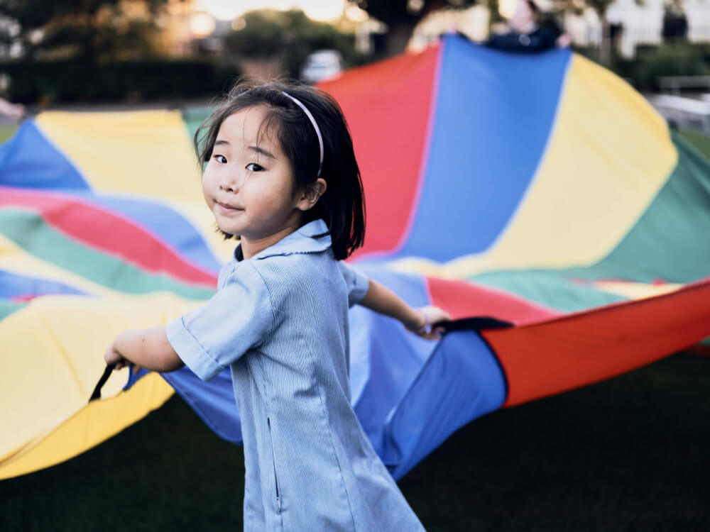 Oslo Afterschool kid play with flag